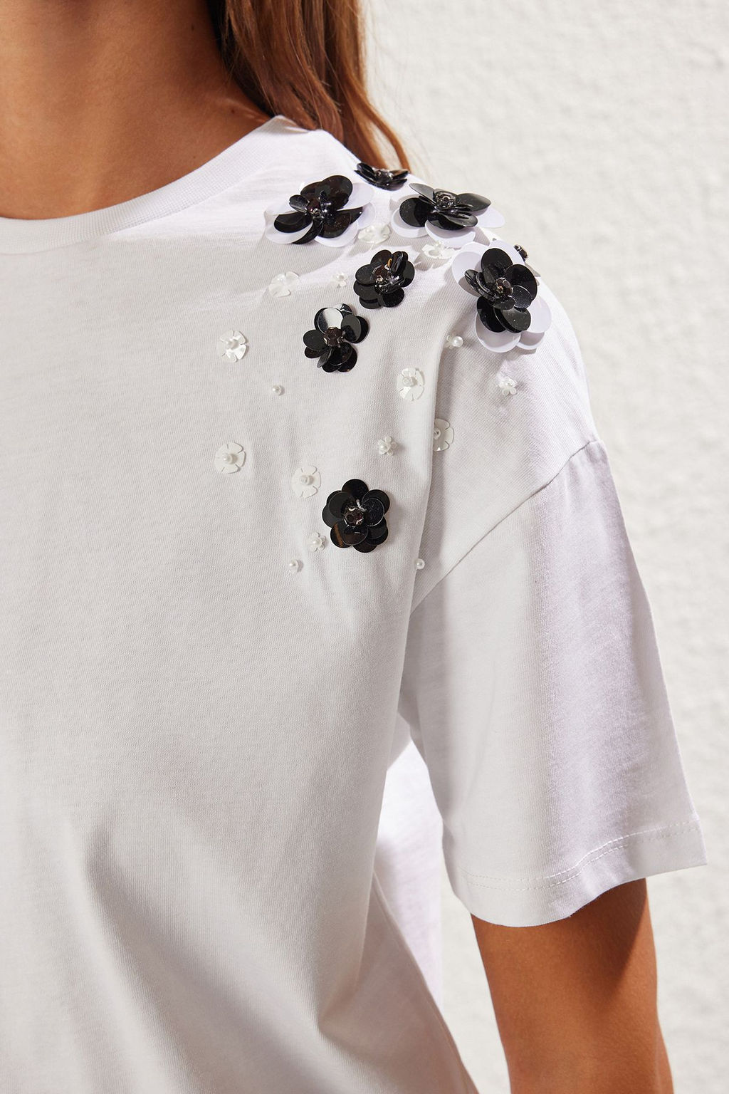 Beyaz Kal?n Pamuklu Oversize/Genis Kal?p Aksesuar Detayl? Orme T-Shirt TWOSS25TS00030