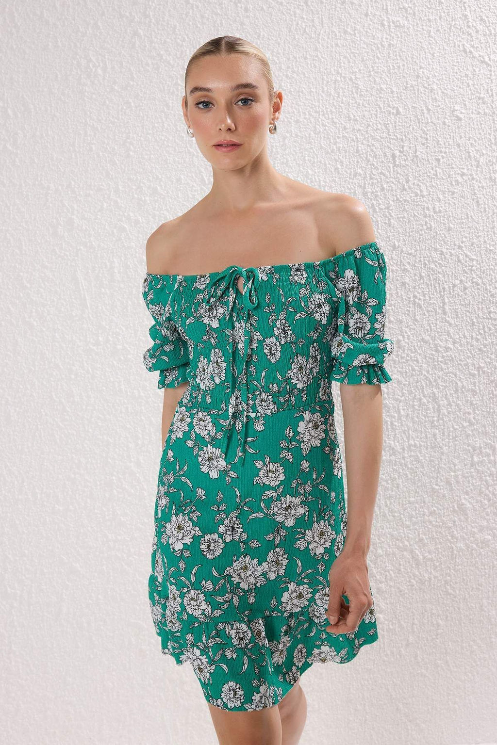 Yesil Cicekli Gipeli Baglama Detayl? Belden Ac?lan Esnek Midi Elbise Orme Elbise TWOSS24EL01059 - Trendyolmilla фото 2