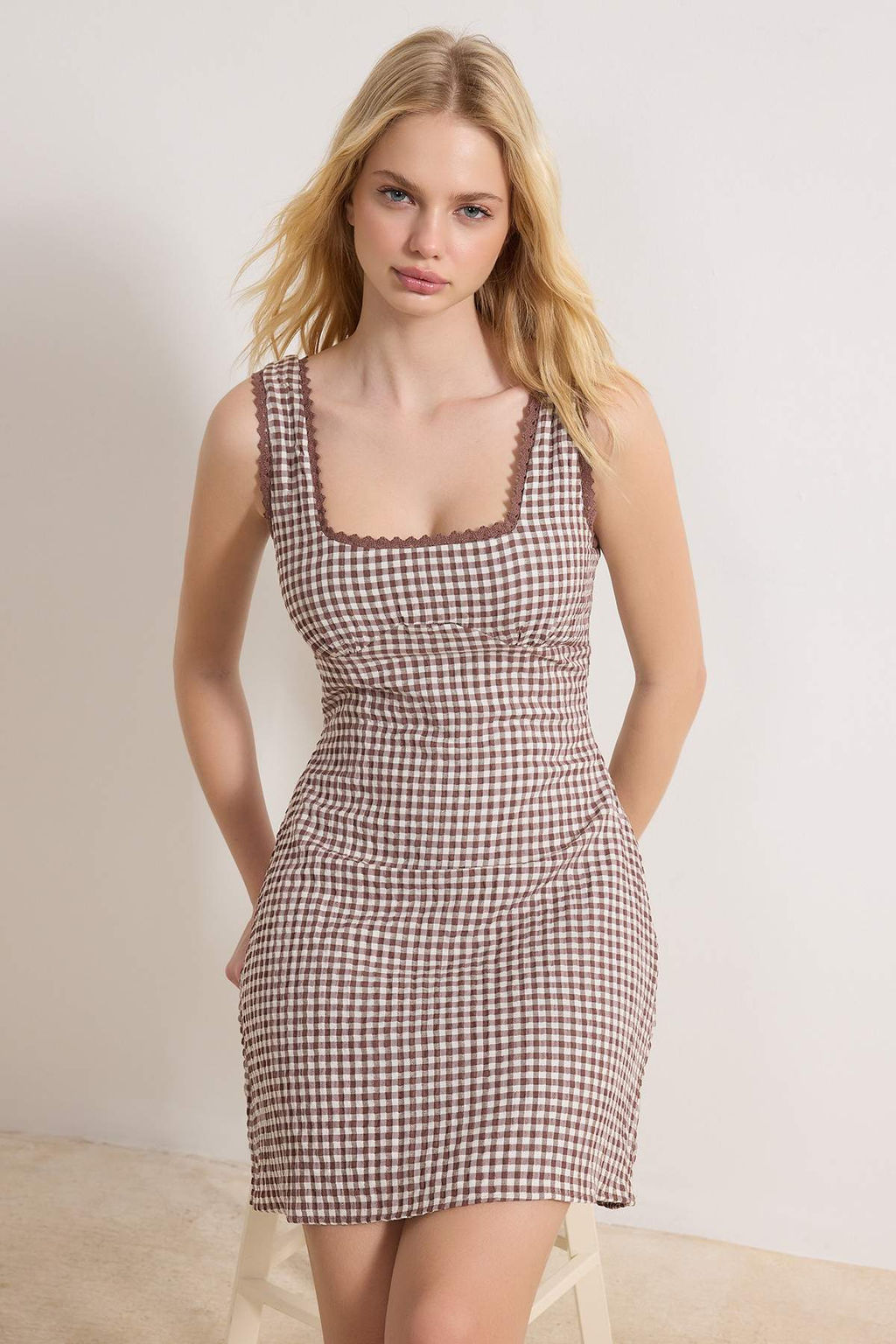 Kahverengi Ekose / Kareli Dantel Detayl? K?sa / Mini Dokuma Elbise TWOSS26EL00091