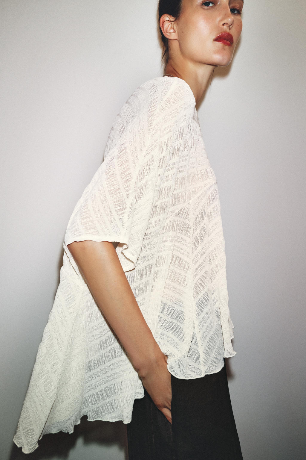 ASYMMETRIC TEXTURED CAPE - Zara фото 3
