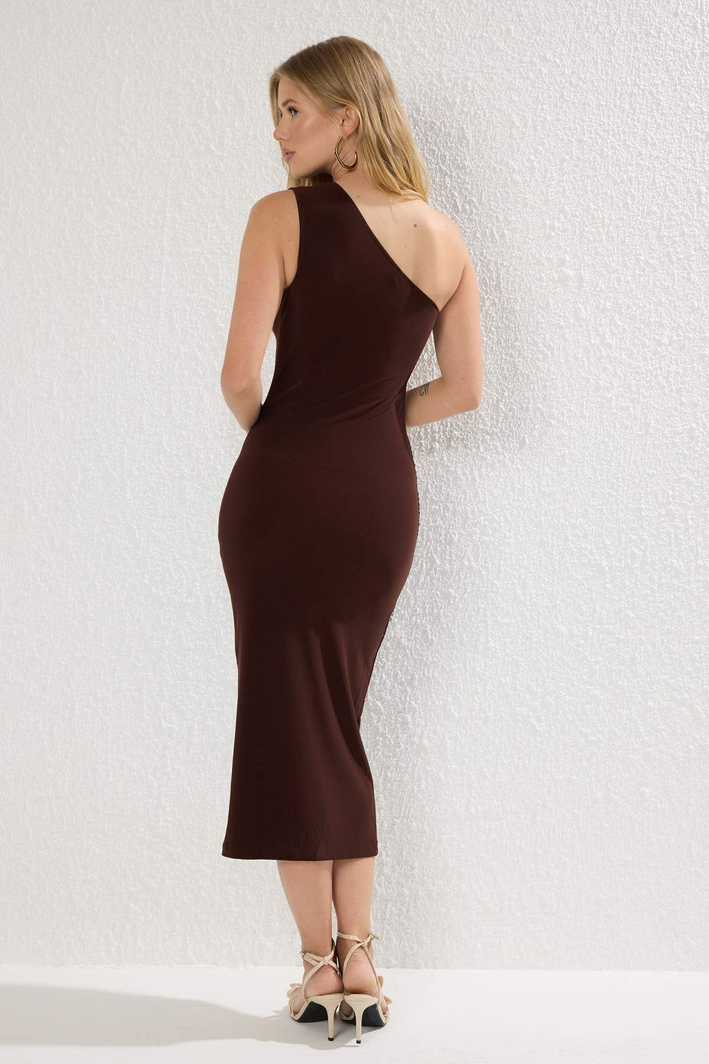 Kahverengi Tek Omuzlu Drapeli Fitted/Vucuda Oturan Esnek Orme Midi Kalem Elbise TWOSS24EL00100