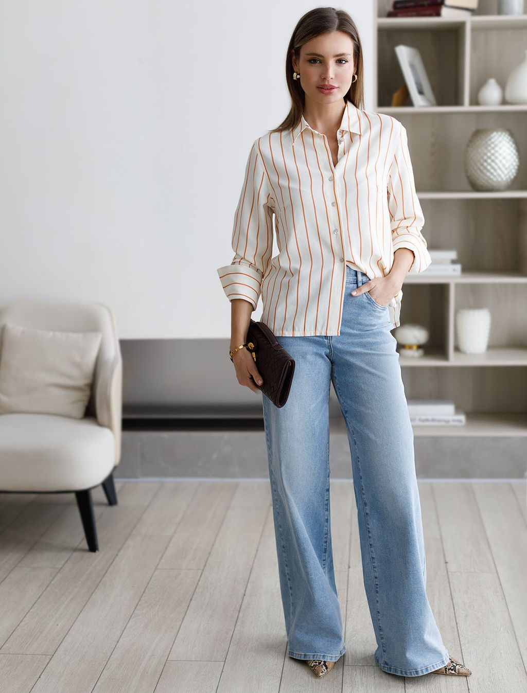 Джинсы трубы с декоративной стиркой из эластичного плотного денима - Vilatte фото 5