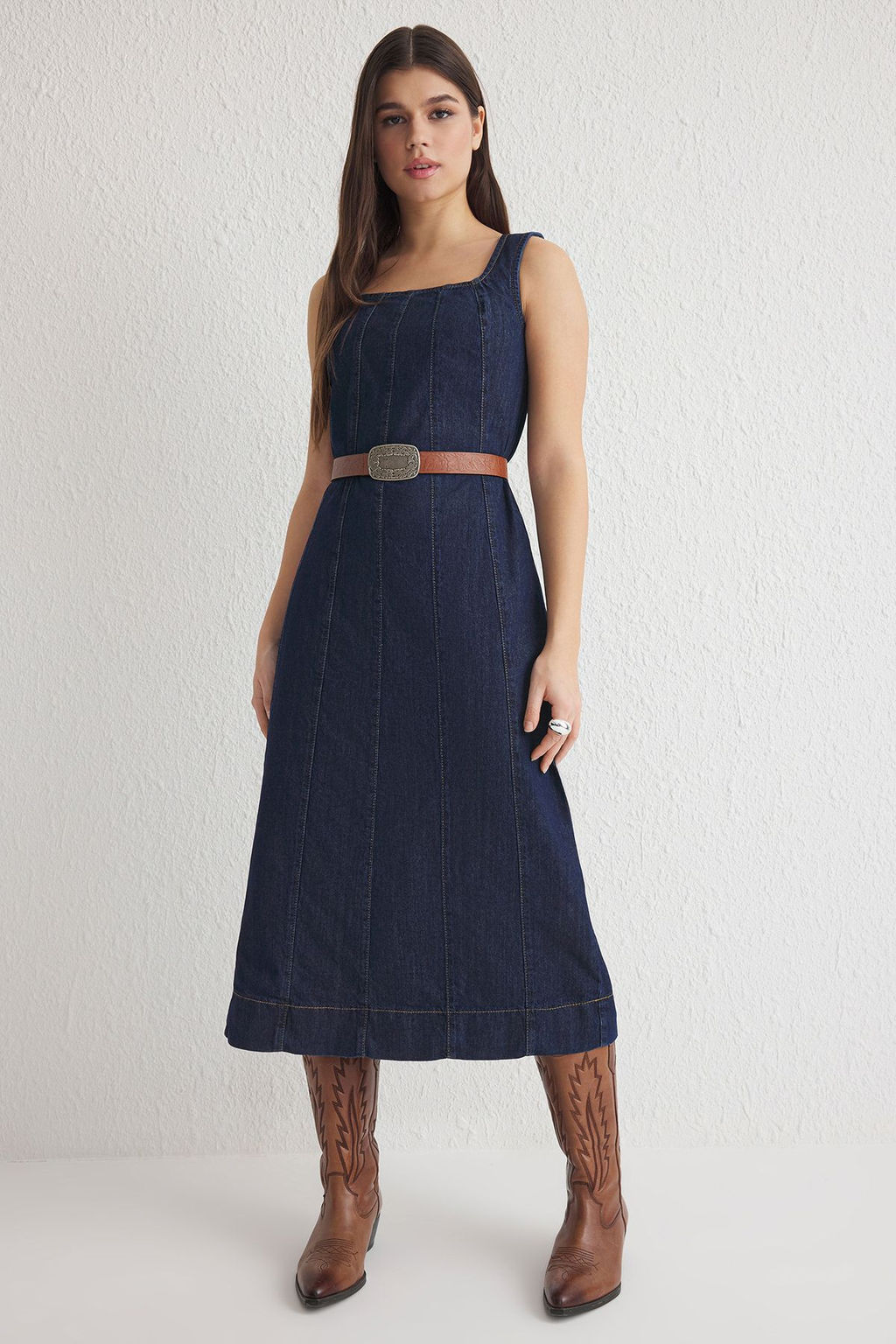 TRENDYOLMILLA Koyu Mavi Dikis Detayl? Kare Yaka Ask?l? Midi Denim Elbise TWOSS25EL00006