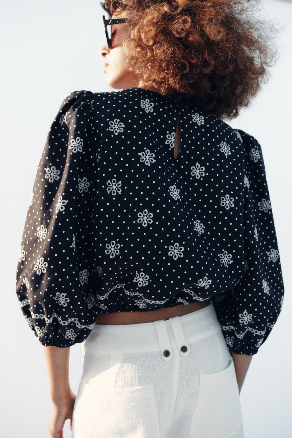 BLUSA LUNARES BORDADOS PERFORADOS / Marino - Zara фото 4