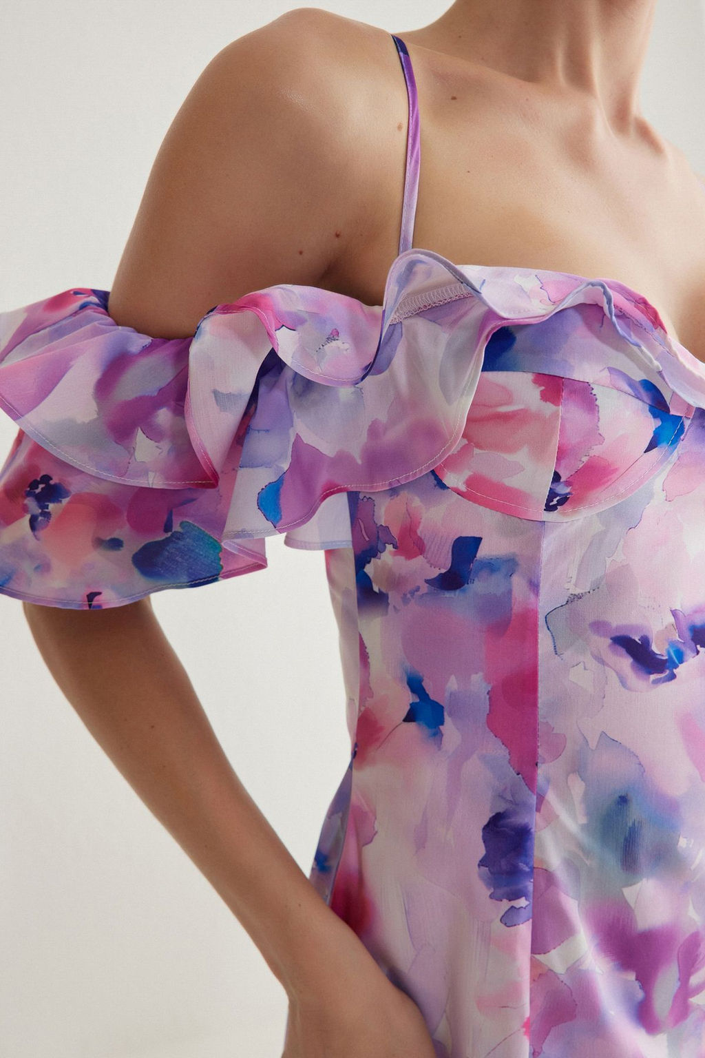 Cok Renkli Vucuda Oturan F?rf?rl? Cicek Desenli K?sa Abiye Gece Mezuniyet Elbisesi TPRSS25EL00171 - Trendyolmilla фото 4