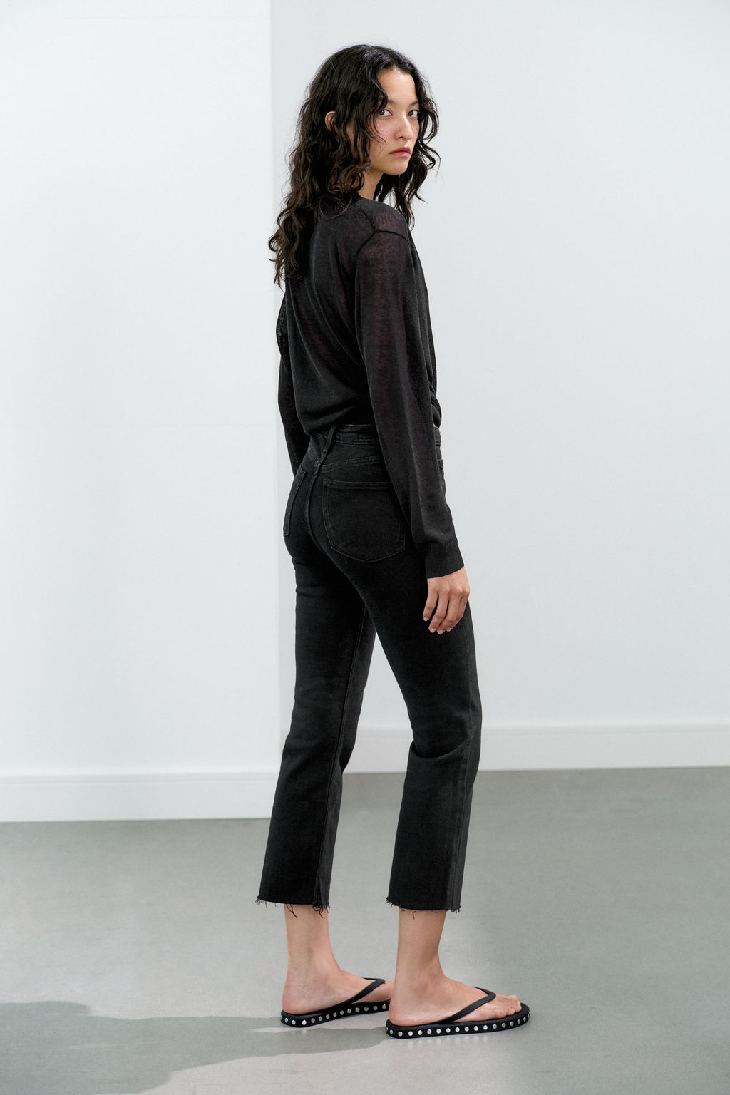 JEANS TRF CROPPED FLARE TIRO ALTO / Negro