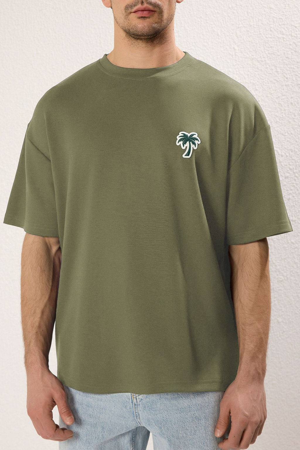 TRENDYOL MAN Lacivert Unisex Oversize/Genis Kesim Palmiye Patchli Interlok T-Shirt TMNSS25TS00024