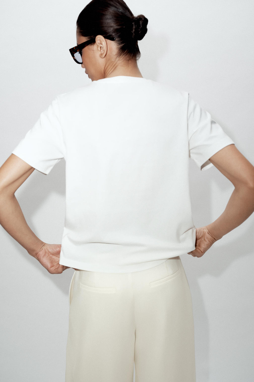 CAMISETA FLORES VOLUMEN / Blanco