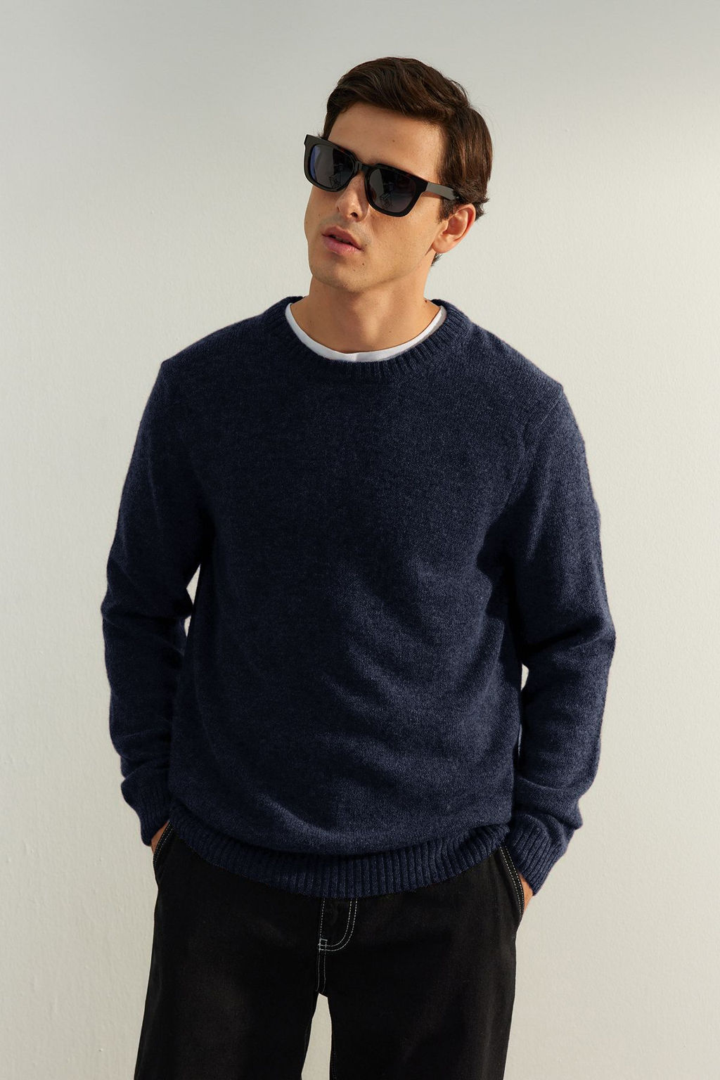 TRENDYOL MAN Limited Edition Koyu Gri Regular Fit Yunlu Bisiklet Yaka Basic Triko Kazak TMNAW24KZ00058 - Trendyolmilla фото 3