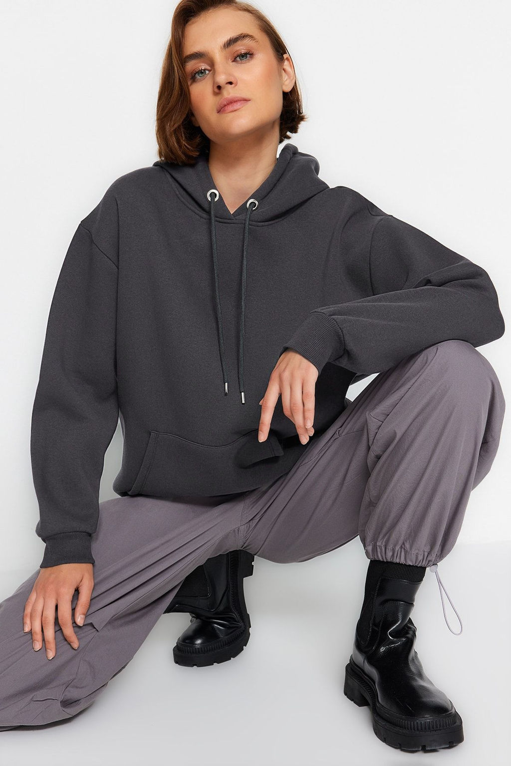 TRENDYOLMILLA Bej Kal?n Ici Polarl? Kanguru Cepli Kapusonlu Boyfriend/Genis Kal?p Orme Sweatshirt TWOAW20SW0525 фото 9