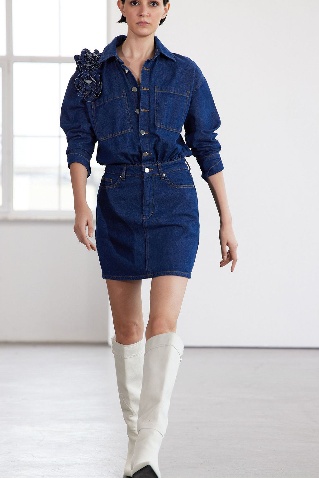 TRENDYOLMILLA Limited Edition Mavi Gul Detayl? Mini Denim Gomlek Elbise TWOAW25EL00396  фото 3