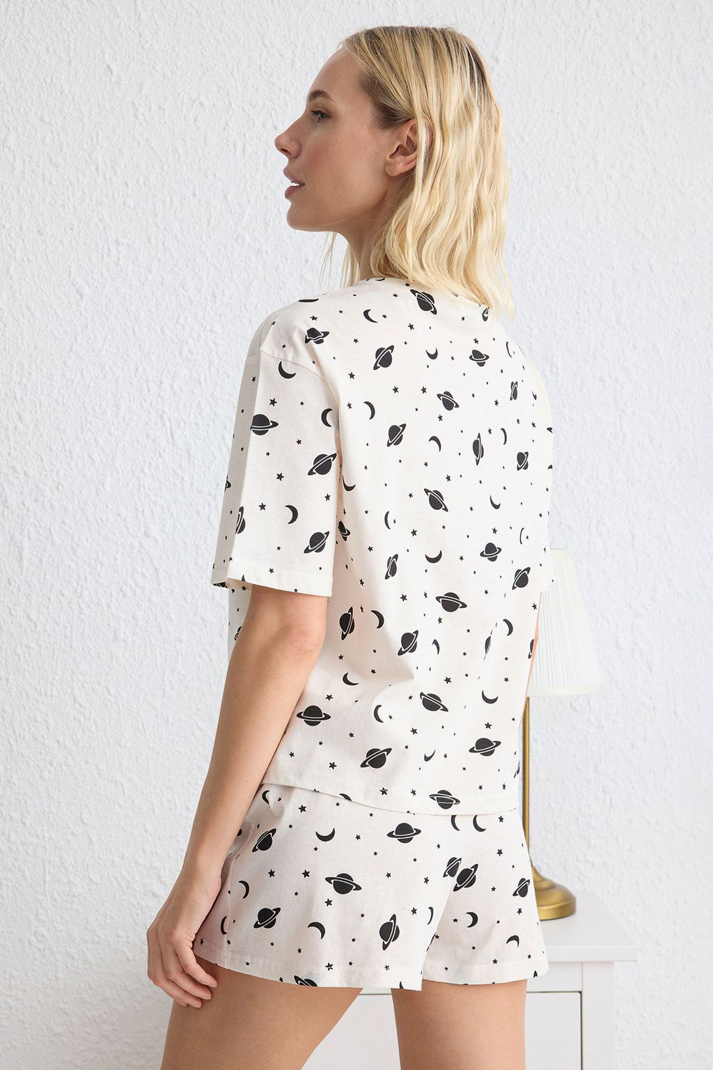 Trendyolmilla Beyaz %100 Pamuklu Galaksi Desenli Sortlu Orme Pijama Tak?m? THMSS25PT00070  фото 5