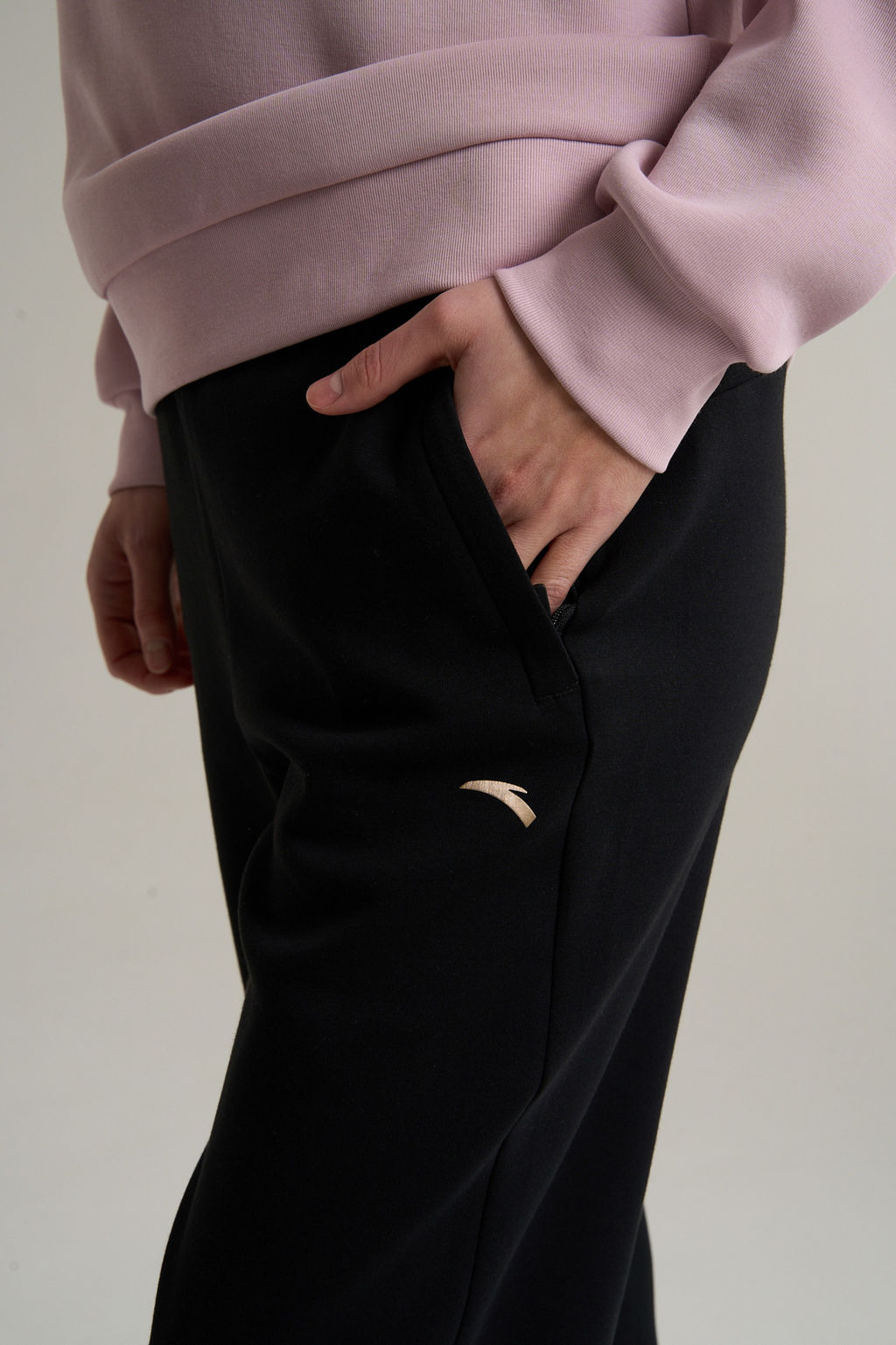 Брюки трикотажные Черный ANTA TRN Knit Track Pants