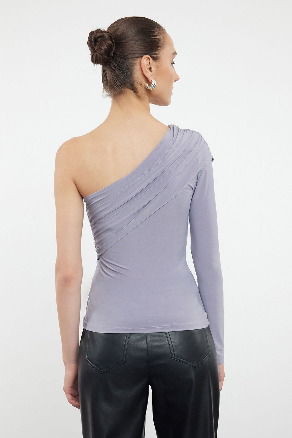 Gri Tek Kol Drape Detayl? Asimetrik Vucuda Oturan Regular/Normal Boy Esnek Orme Bluz TWOAW25BZ00029 - Trendyolmilla фото 5