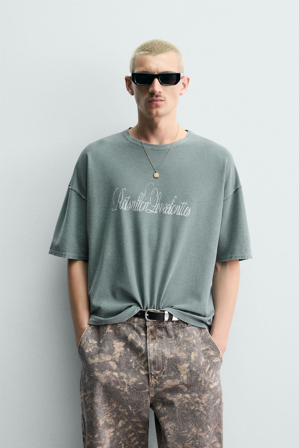 CAMISETA PUNTO TEXTO ESTAMPADO SPRAY / verde lavado