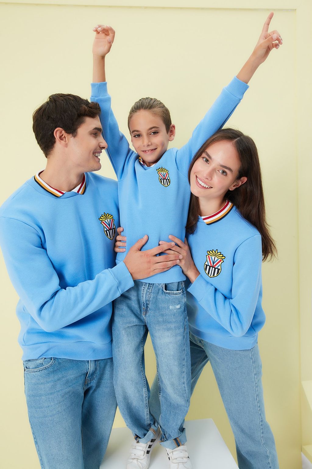 Синяя мужская рубашка стандартного кроя с воротником и аппликацией, семейная комбинация, мягкая пушистая толстовка TMNAW23SW00160