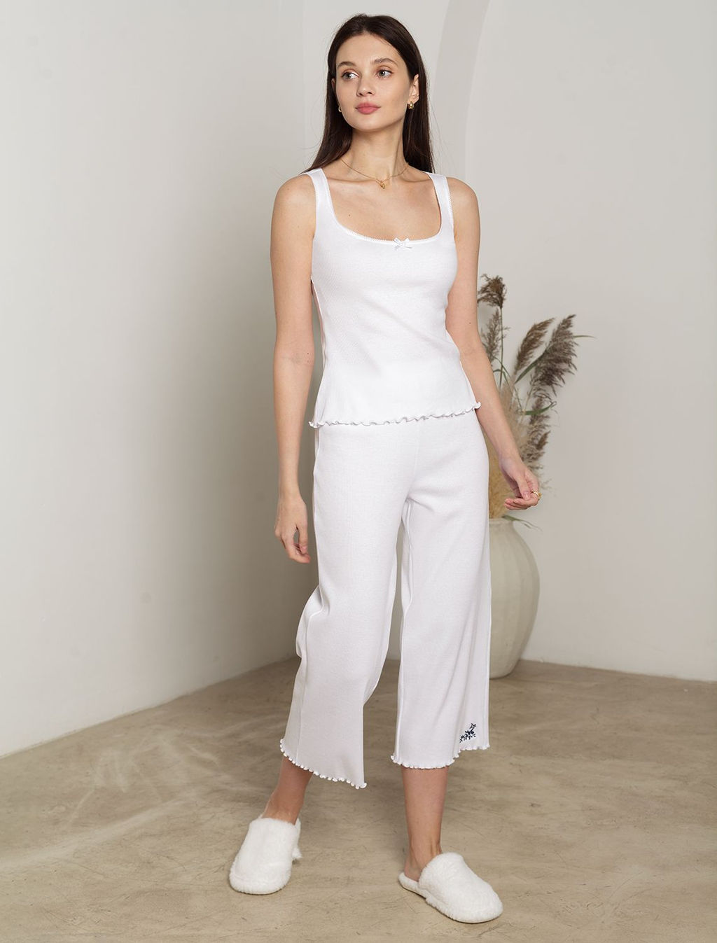 Прямые брюки с поясом на резинке из фактурного трикотажа в рубчик - Vilatte фото 4