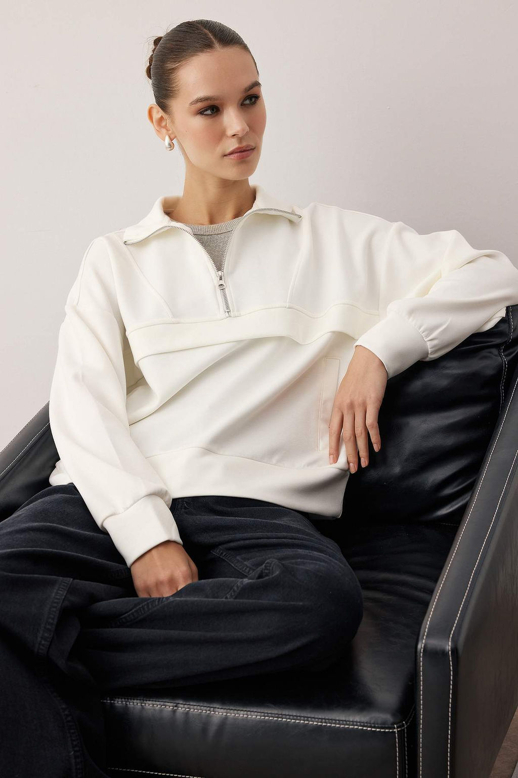 Ekru Oversize/Genis Kal?p Fermuarl? ve Kesik Detayl? Esnek Orme Sweatshirt TWOAW26SW00167 - Trendyolmilla фото 2