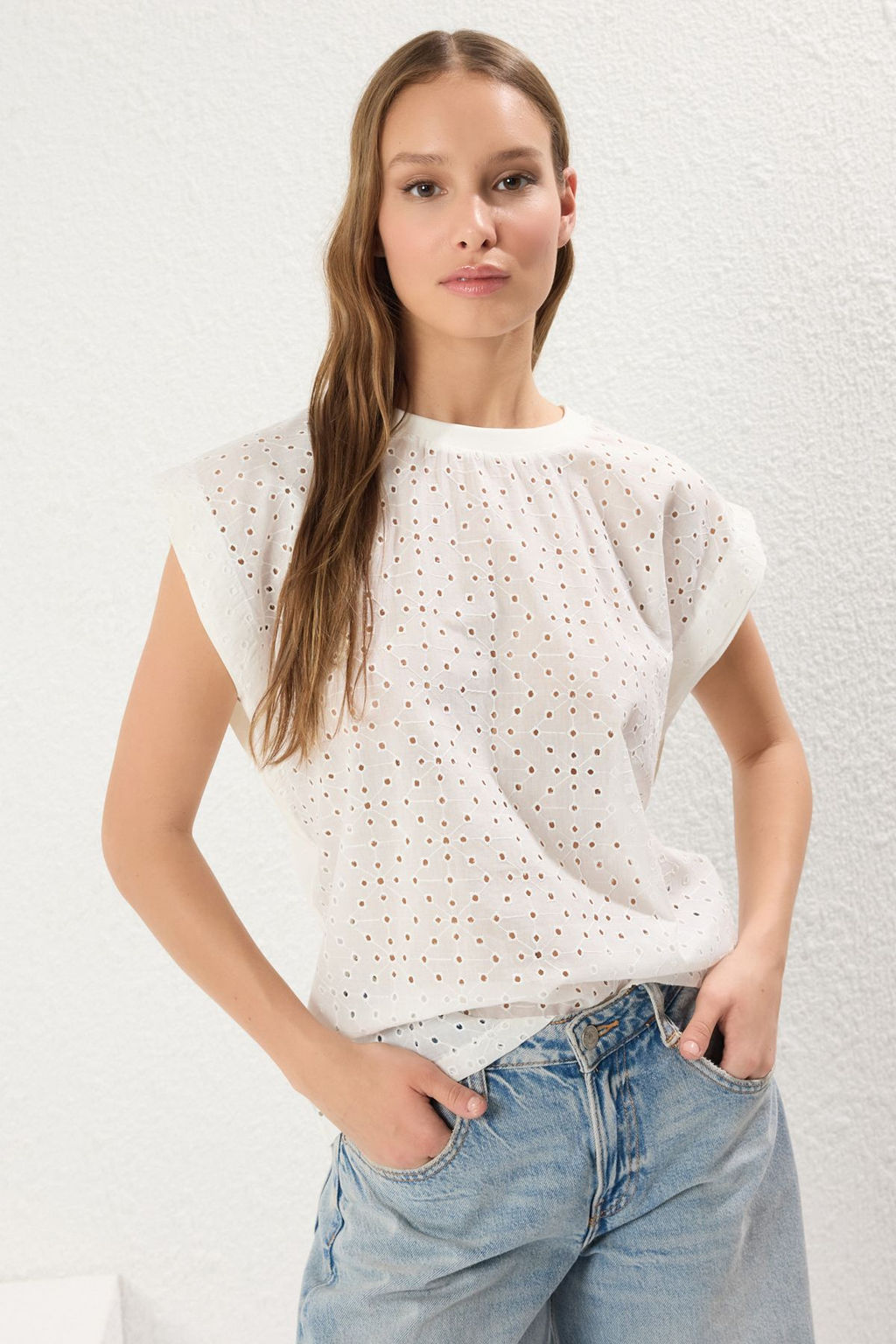 TRENDYOLMILLA K?rm?z? Brode Detayl? Relaxed/Rahat Kal?p Orme T-Shirt TWOSS25TS00089  фото 6