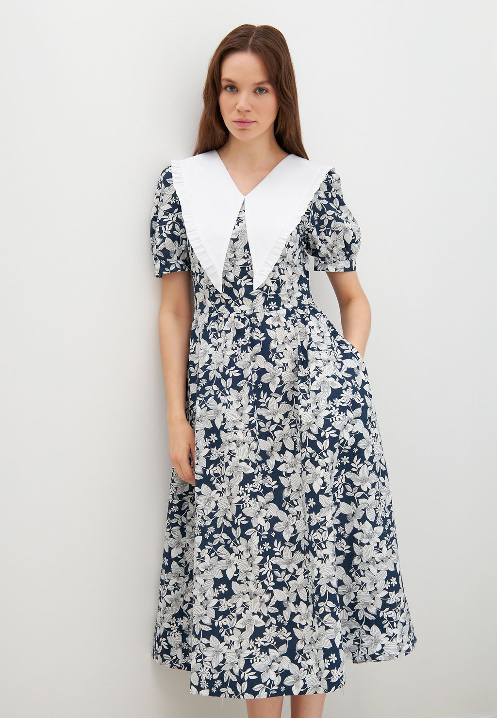 Платье из хлопка с большим контрастным воротником OD-935-4 крупные белые цветы на синем