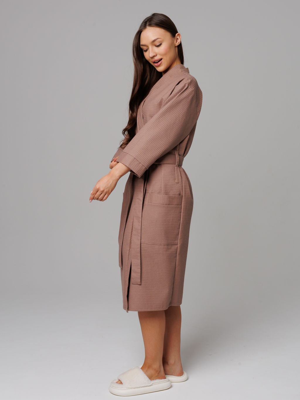 Женский укороченный вафельный халат с планкой коричневый В-11 (21)