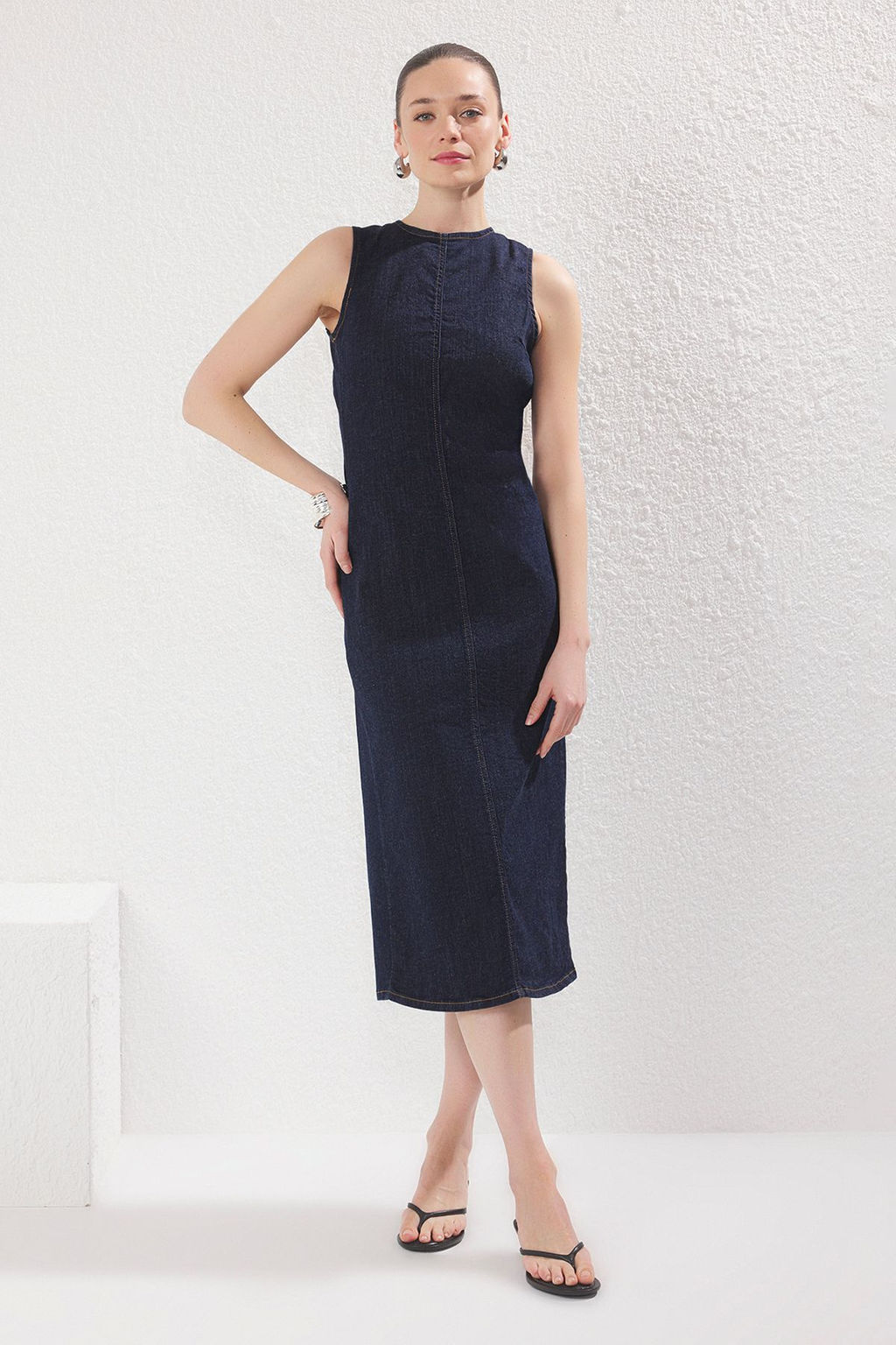 Koyu Mavi S?rt Dekolteli Y?rtmac Detayl? Midi Comfort/Esnek Denim Elbise TWOSS25EL00598 - Trendyolmilla фото 2