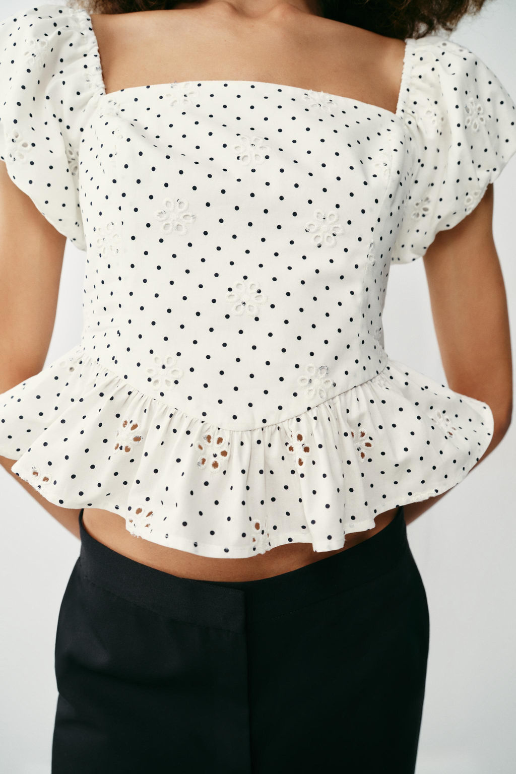 TOP ESTAMPADO BORDADOS PERFORADOS / Crudo / Marino - Zara фото 4