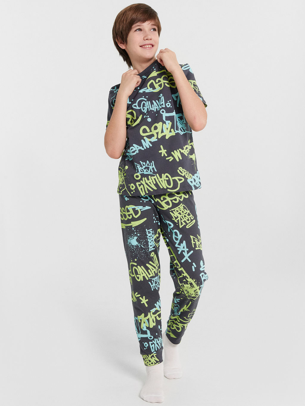 Пижама для мальчиков серая с принтом в стиле стрит-арт