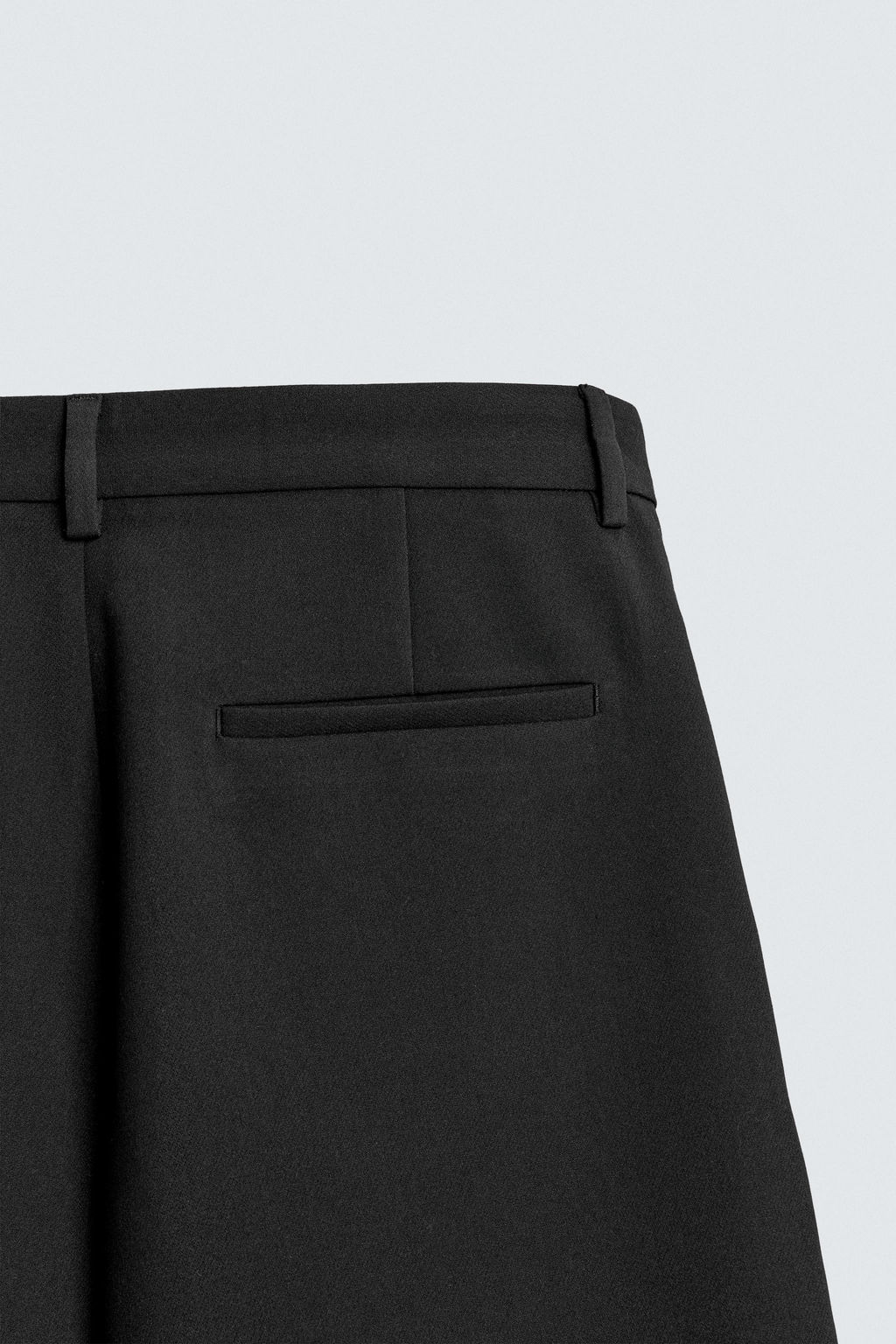 BERMUDA FLUIDA PLIEGUES / Negro