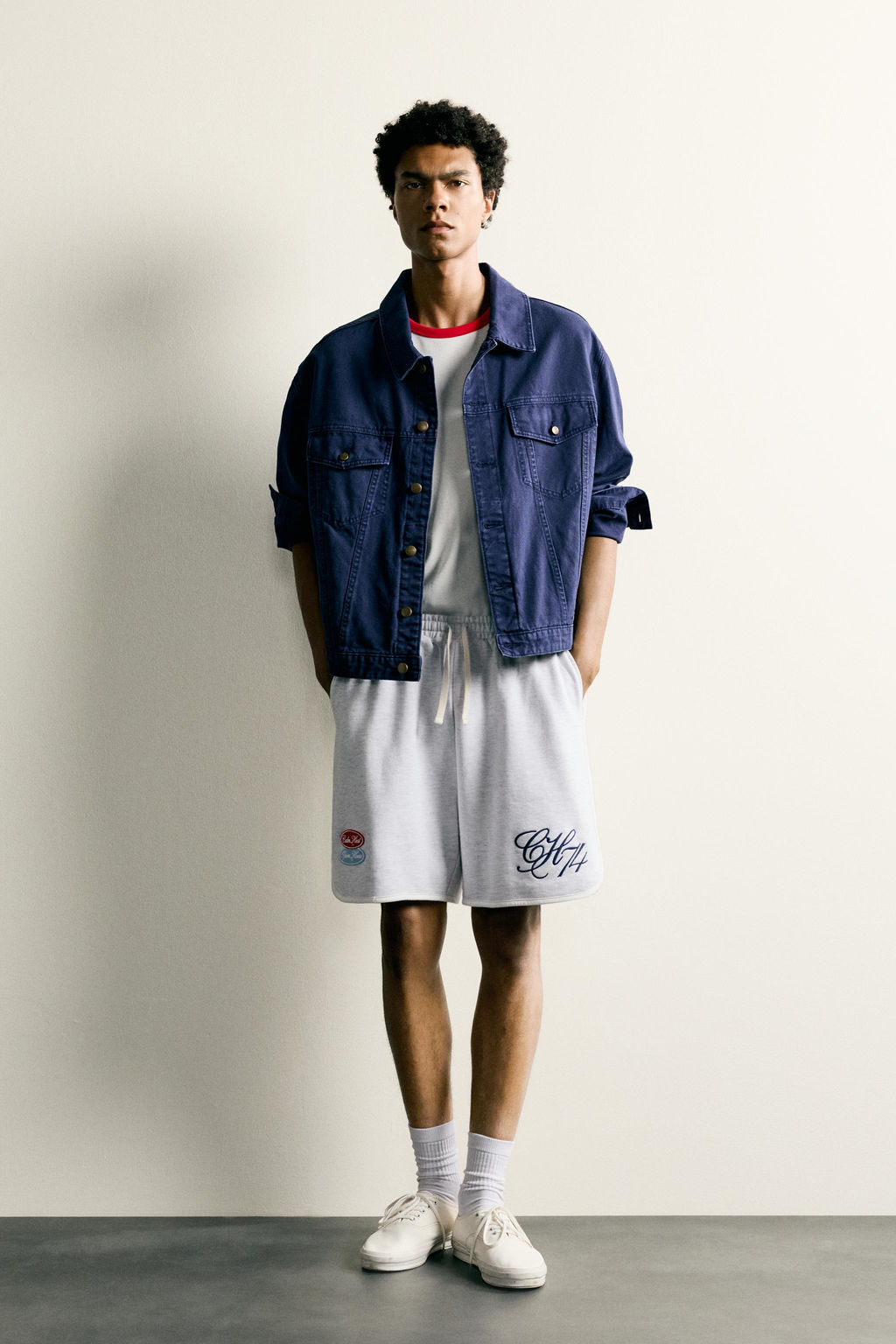 BERMUDA JOGGER BORDADO PARCHES / Gris vigor?