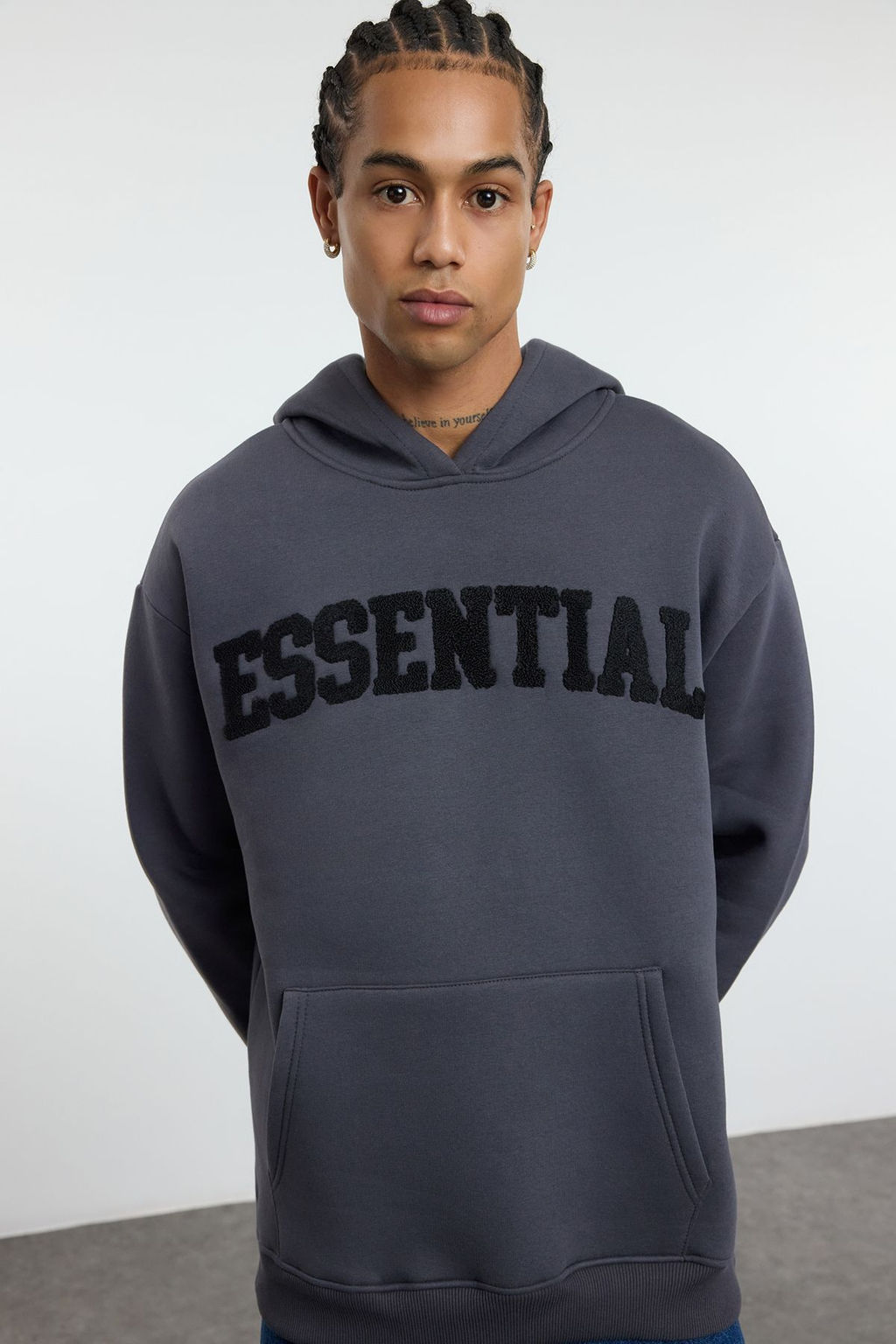 TRENDYOL MAN Antrasit Oversize/Genis Kesim Yaz? Nak?sl? Ici Polar/S?cak Tutan Kapusonlu Sweatshirt TMNAW25SW00180 - Trendyolmilla фото 2