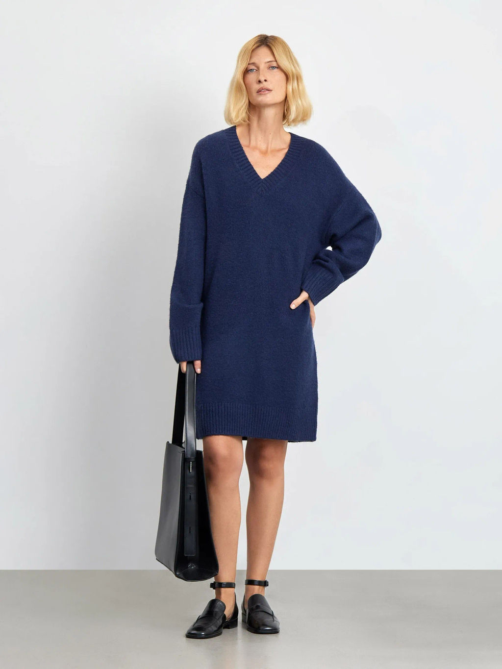 Мягкое вязаное платье-кокон в синем цвете - Emka фото 2