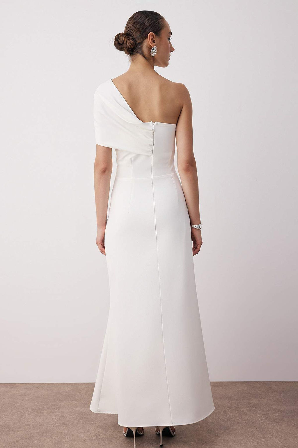 Sar? Vucuda Oturan Asimetrik Yaka Dokuma Maxi S?k Gece Abiye Mezuniyet Elbisesi TPRSS25AE00195 - Trendyolmilla фото 4