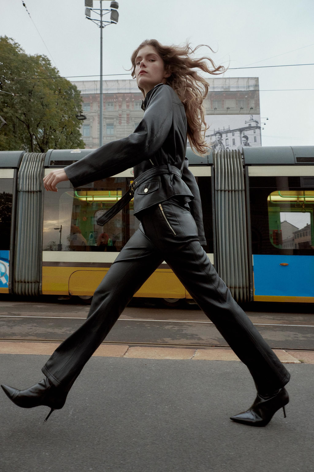 FAUX LEATHER FLARE TROUSERS - Zara фото 2