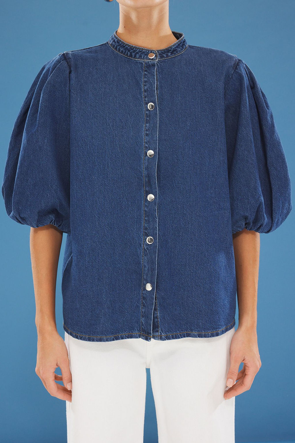 TRENDYOLMILLA Mavi Volanl? Balon Kollu Hakim Yaka Denim Gomlek TWOSS25GO00114  фото 3