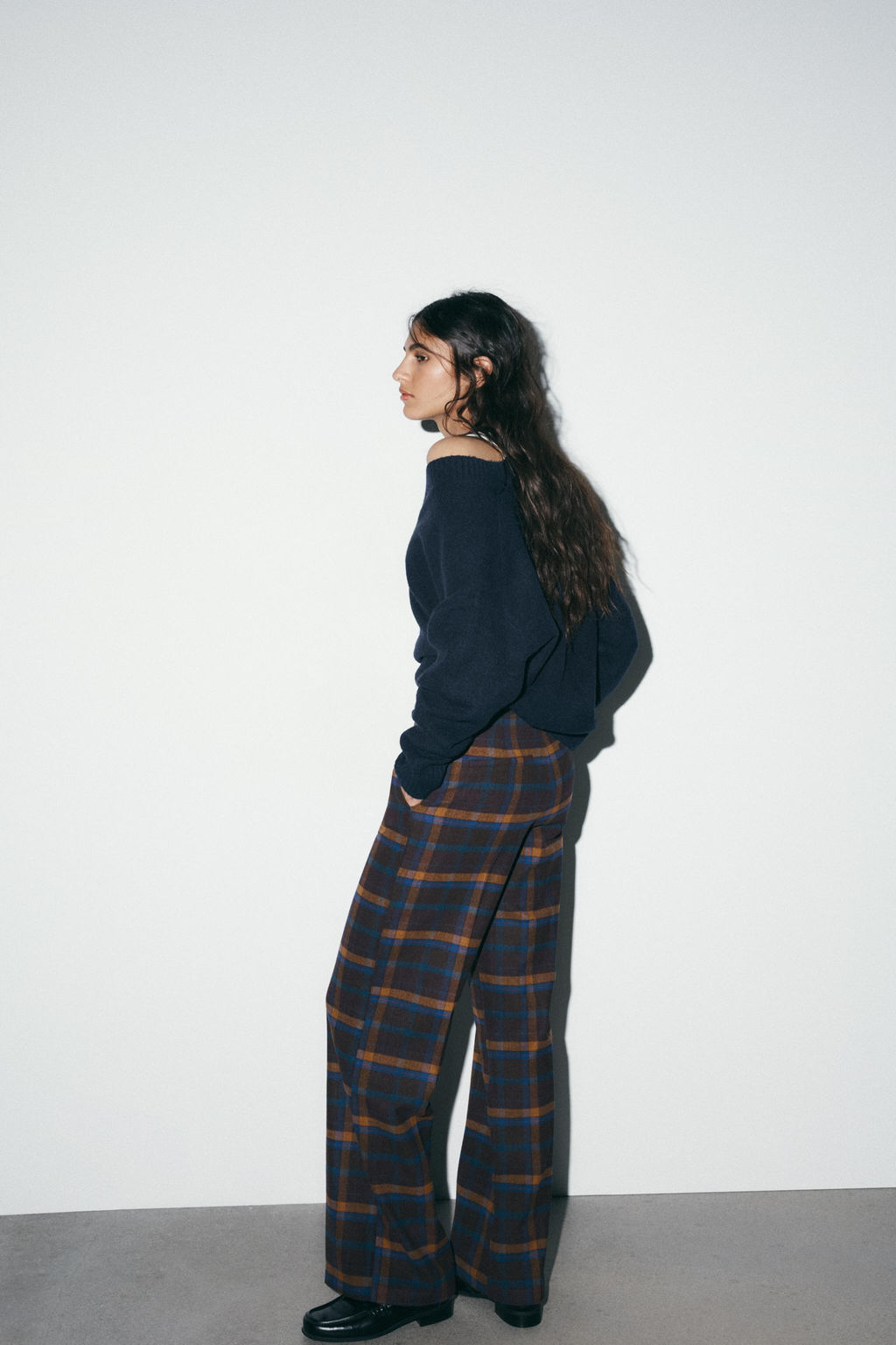 CHECK WOOL TROUSERS - Zara фото 9