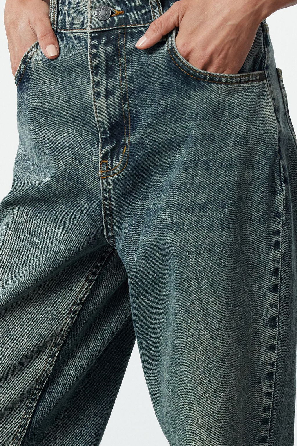 TRENDYOLMILLA Mavi Soluk Efekt Vintage Yuksek Bel Wide Leg Jeans TWOAW25JE00095