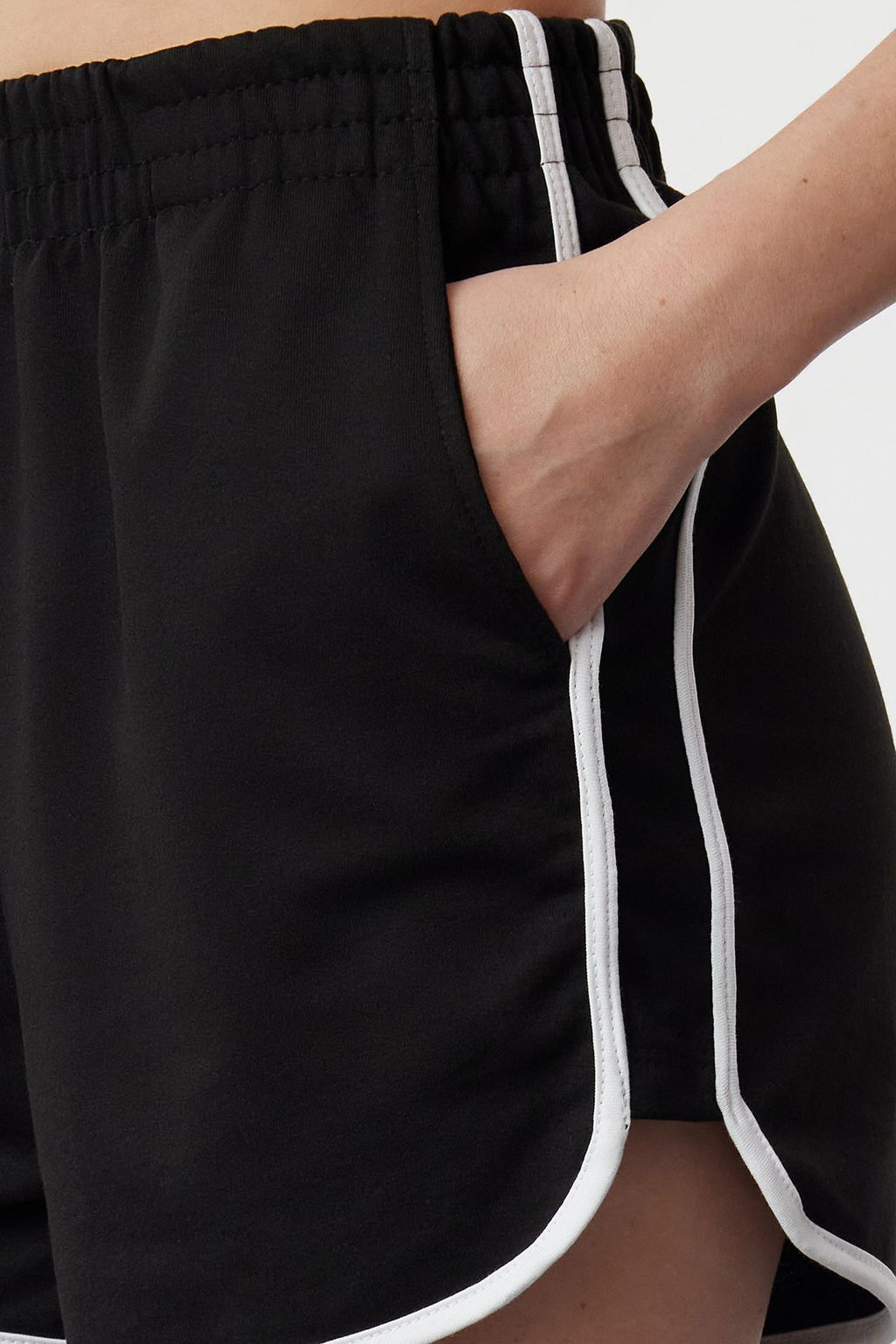 TRENDYOLMILLA Siyah Biye Detayl? Mini Esnek Orme Sort & Bermuda TWOSS24SR00211 фото 10