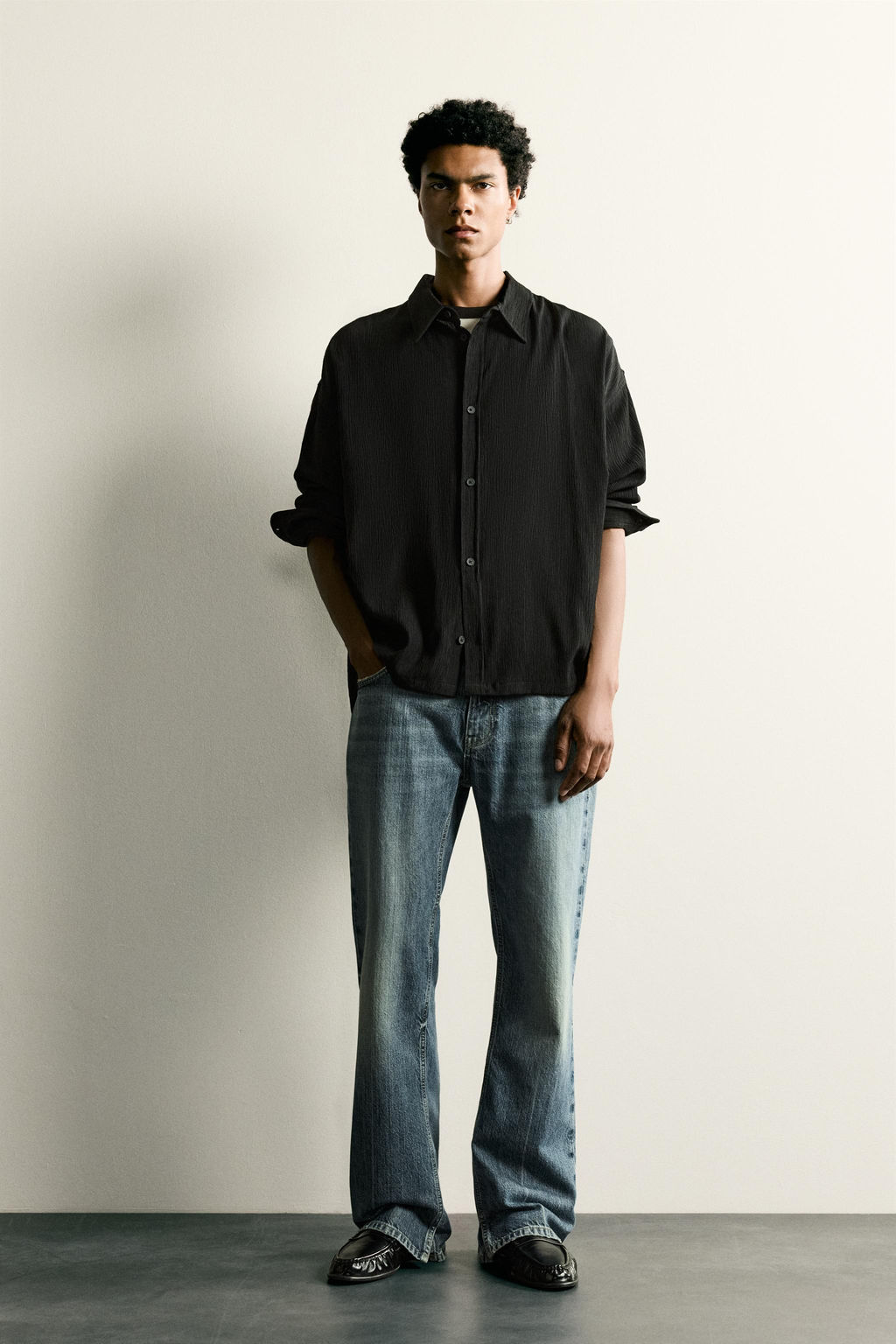 SOBRECAMISA RELAXED FIT RELIEVE / Negro