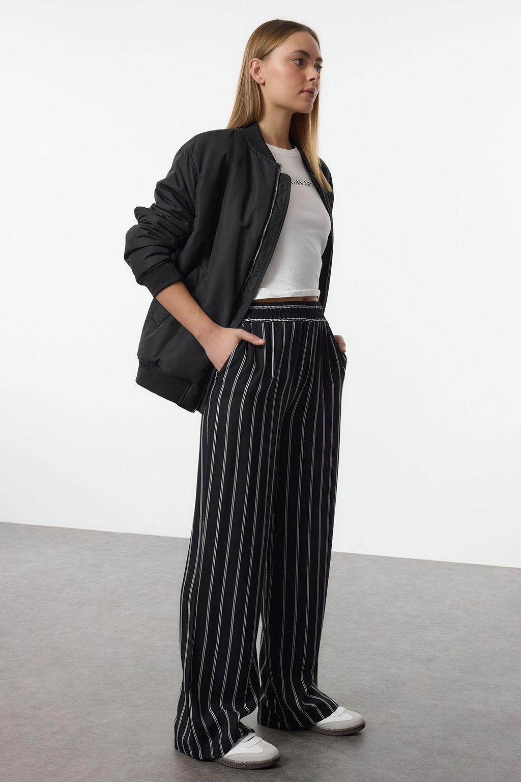 TRENDYOLMILLA Siyah Rahat Kesim Cizgili Genis Paca Dokuma Pantolon TWOSS25PL00008  фото 4