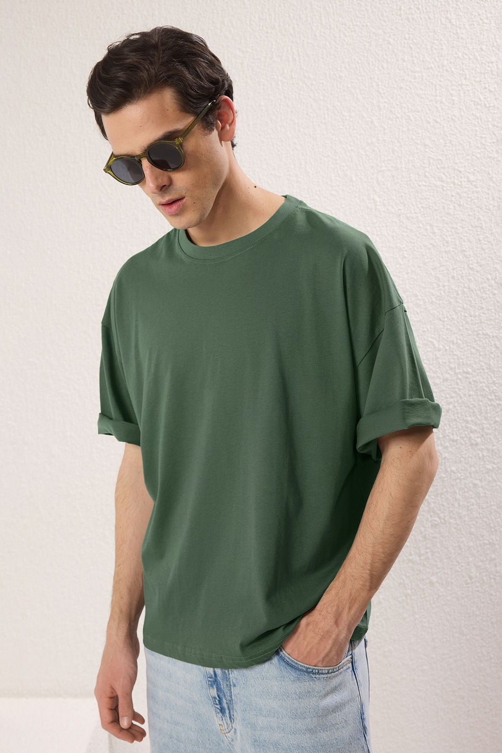 TRENDYOL MAN Siyah Boxy/Kare Kesim %100 Pamuklu Basic T-Shirt TMNSS25TS00162
