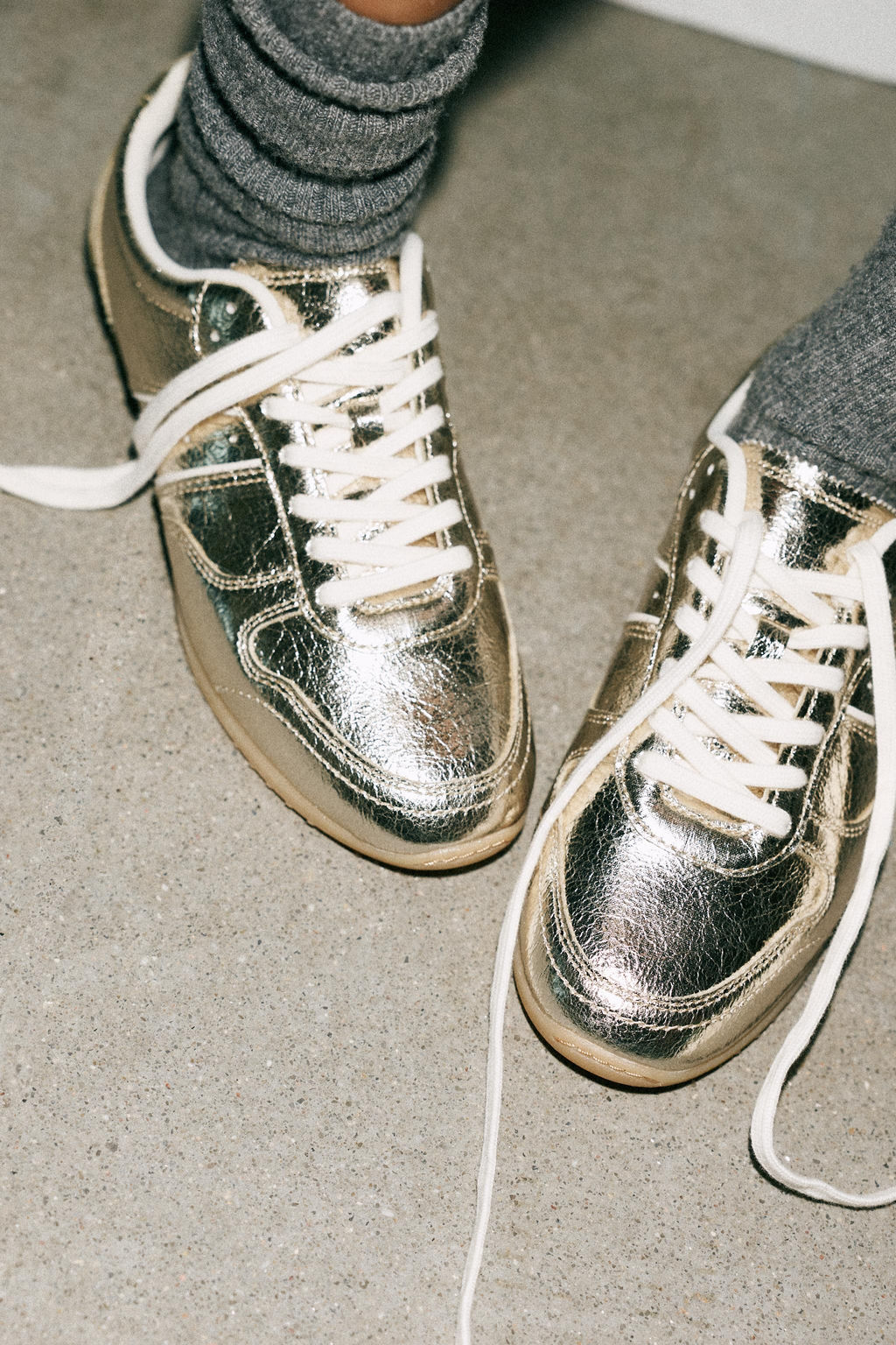 METALLIC-EFFECT TRAINERS