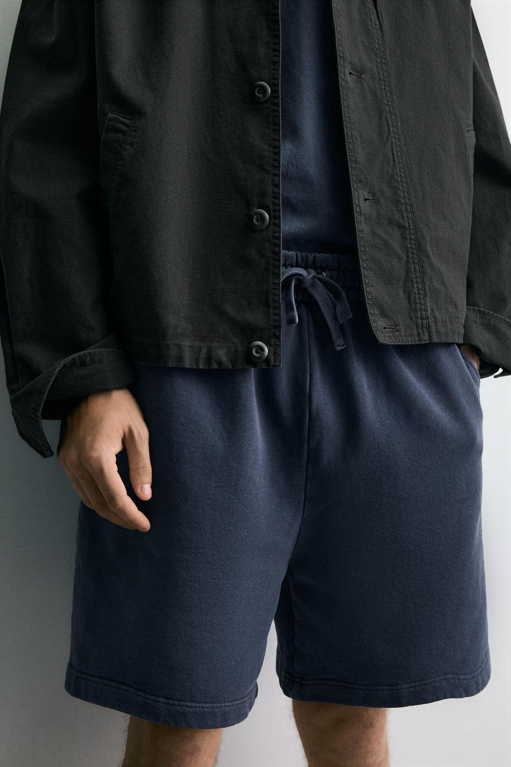 BERMUDA JOGGER B?SICA LAVADA / Azul?n