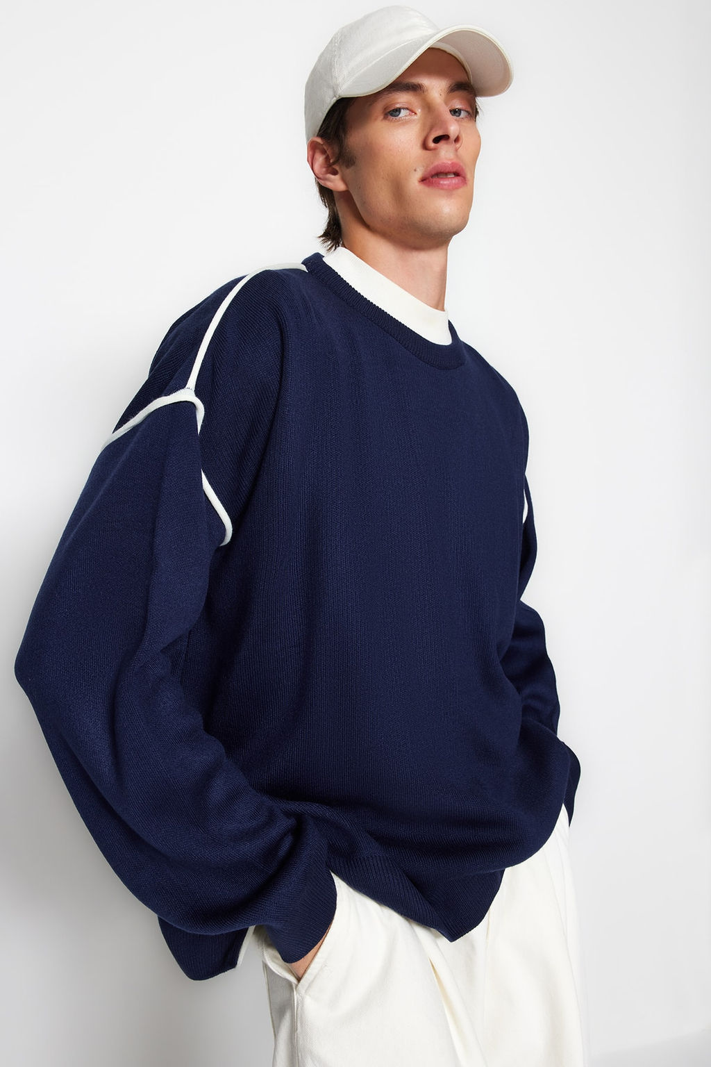 TRENDYOL MAN Siyah Oversize Bisiklet Yaka Biye Detayl? Triko Kazak TMNAW22KZ0142 - Trendyolmilla фото 20