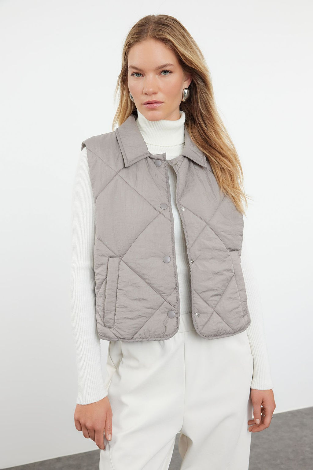 TRENDYOLMILLA Vizon Regular Dikis Detayl? Kapitone Sisme Yelek TWOAW25YE00015