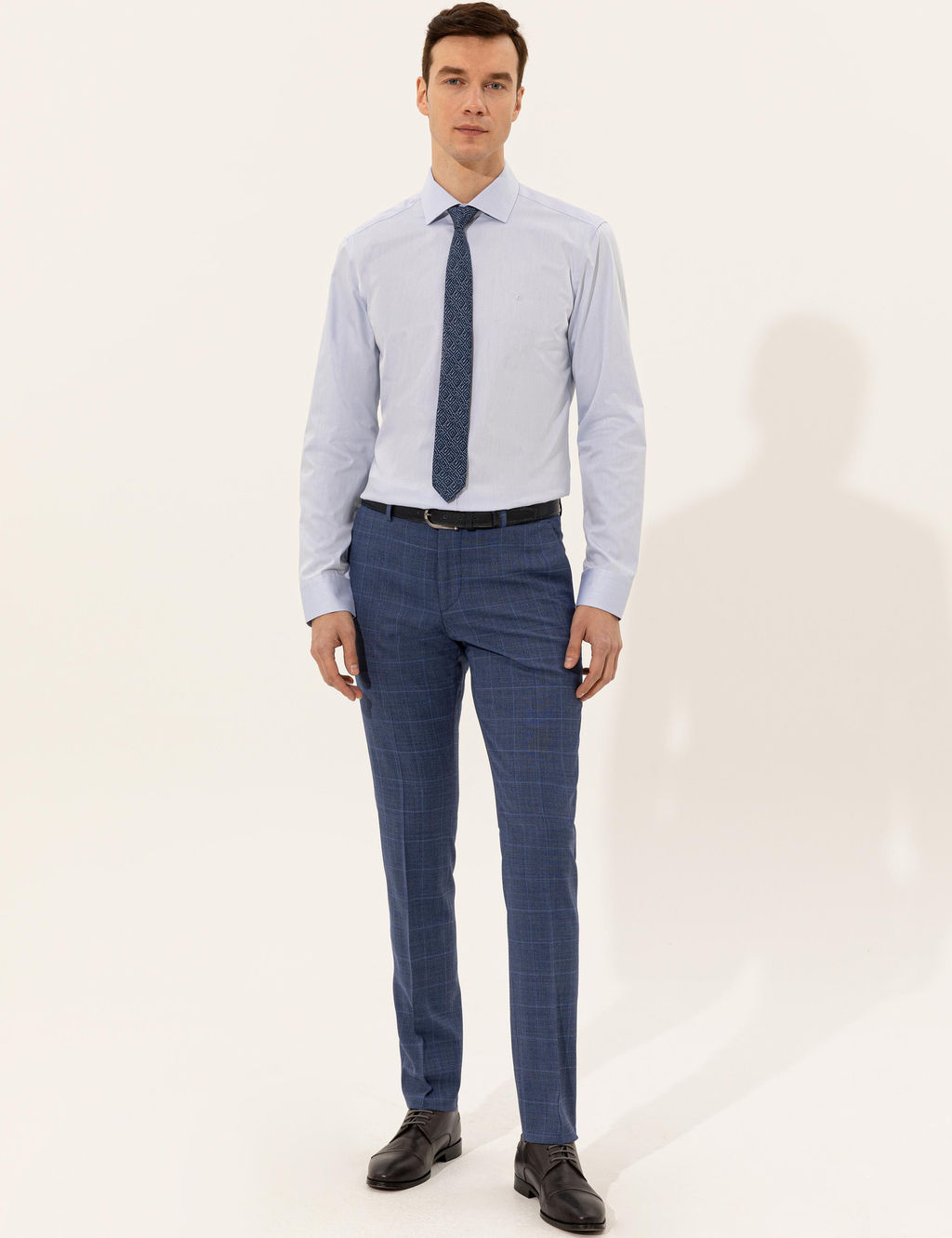 Голубая базовая рубашка зауженного кроя с длинным рукавом - Cacharel фото 4