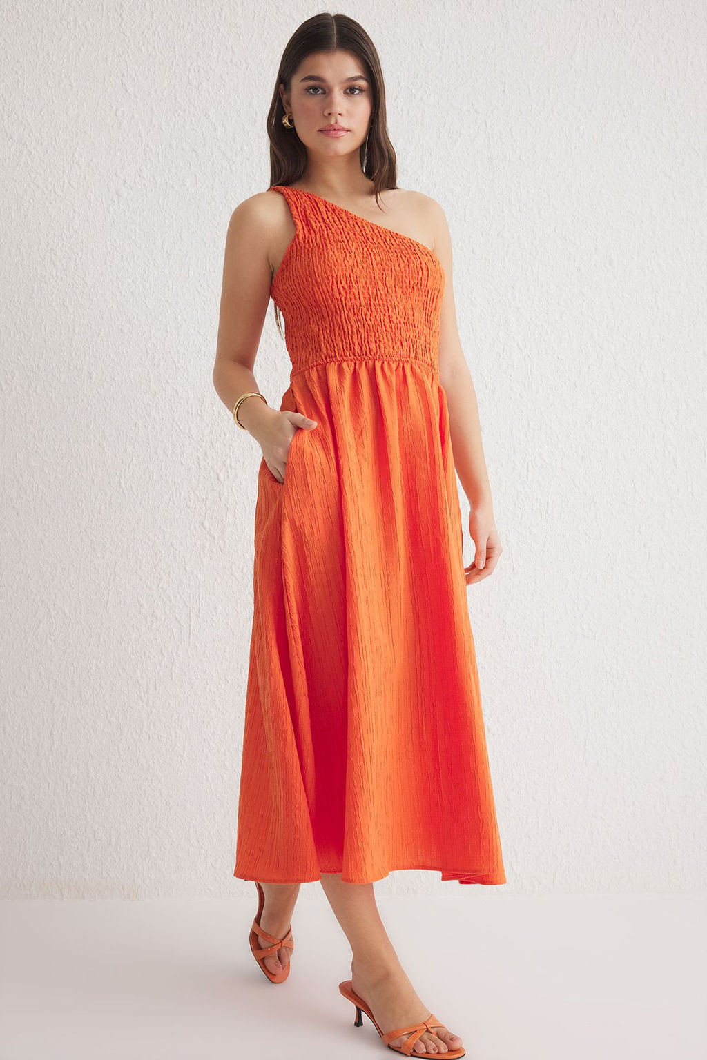 TRENDYOLMILLA Kahverengi Belden Ac?lan Ust Bedeni Gipeli Tek Omuz Midi Dokuma Elbise TWOSS23EL01830  фото 24