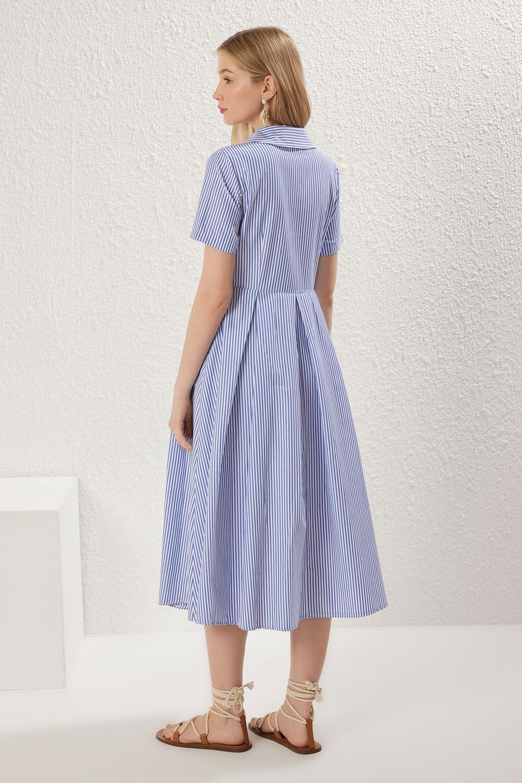 TRENDYOLMILLA Mavi Cizgili Etegi Belden Ac?lan Yar?m Patl? Midi Dokuma Elbise TWOSS25EL00187 фото 5