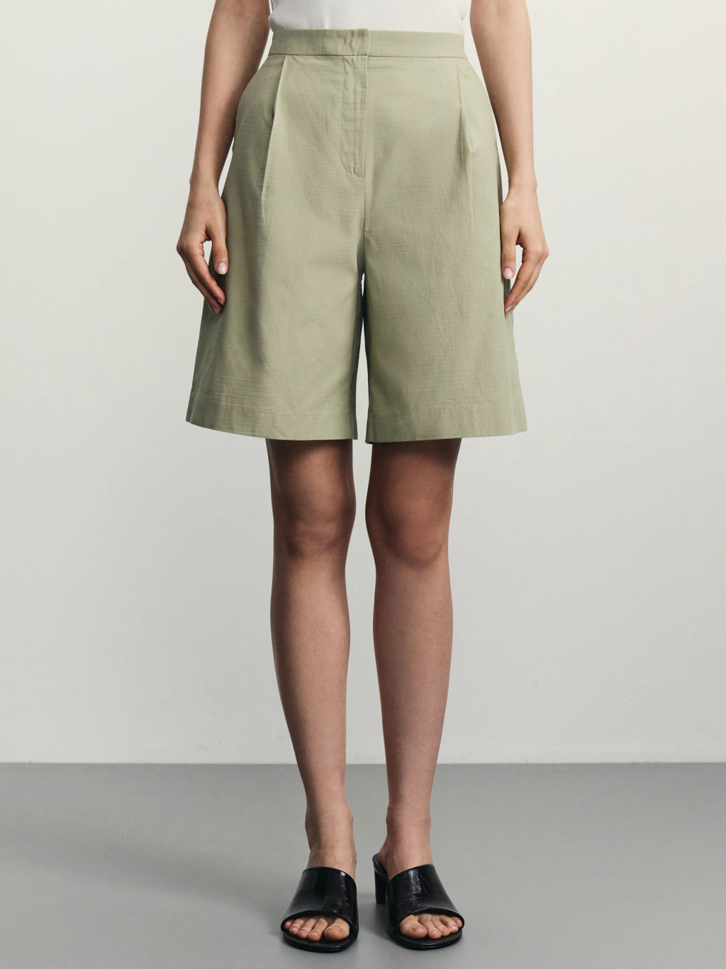 Шорты-бермуды с защипами / Zarina  фото 3