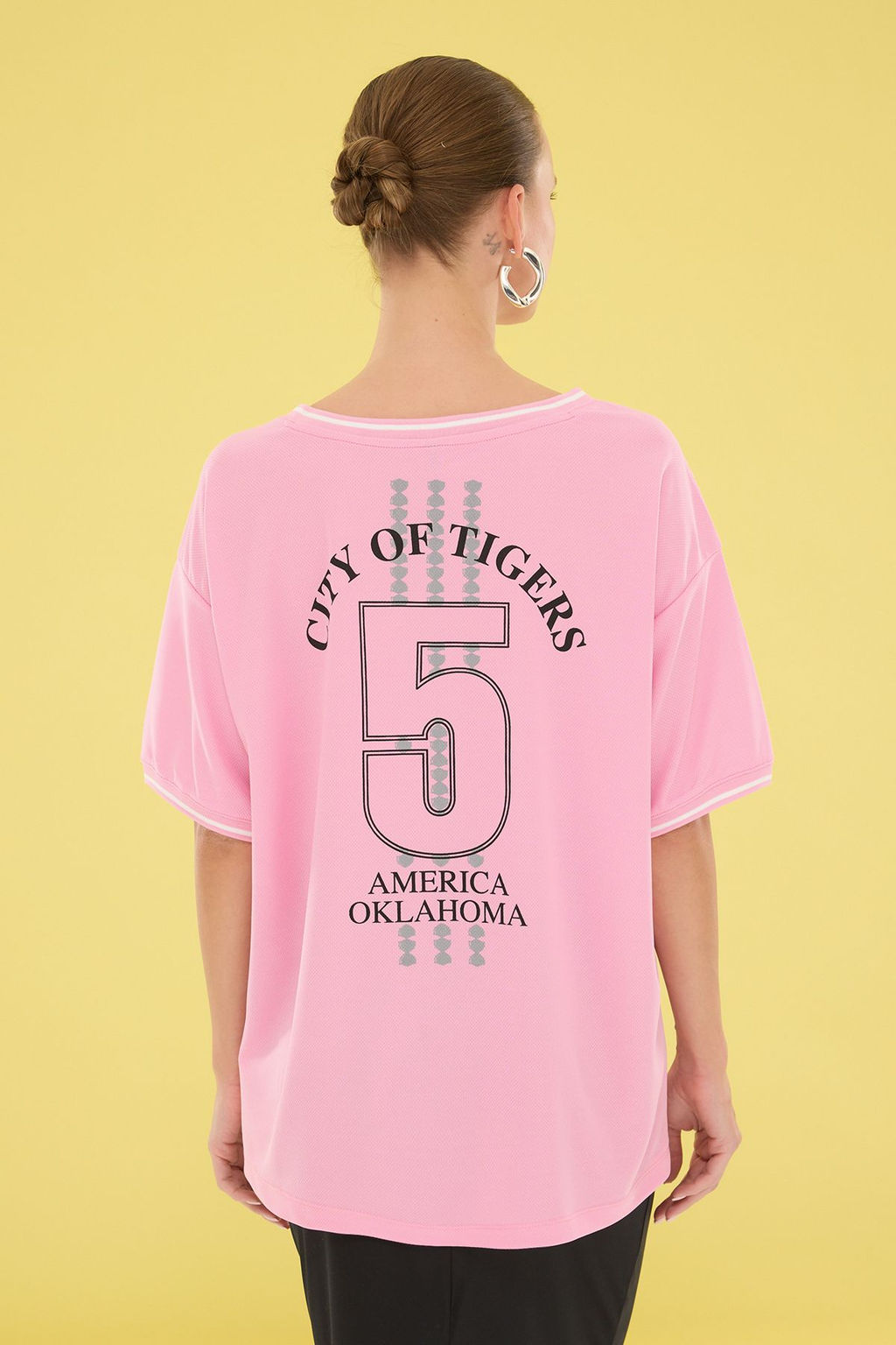 TRENDYOLMILLA Pembe Slogan Bask?l? Oversize/Genis Kesim V Yaka Orme T-Shirt TWOSS24TS00112 фото 13